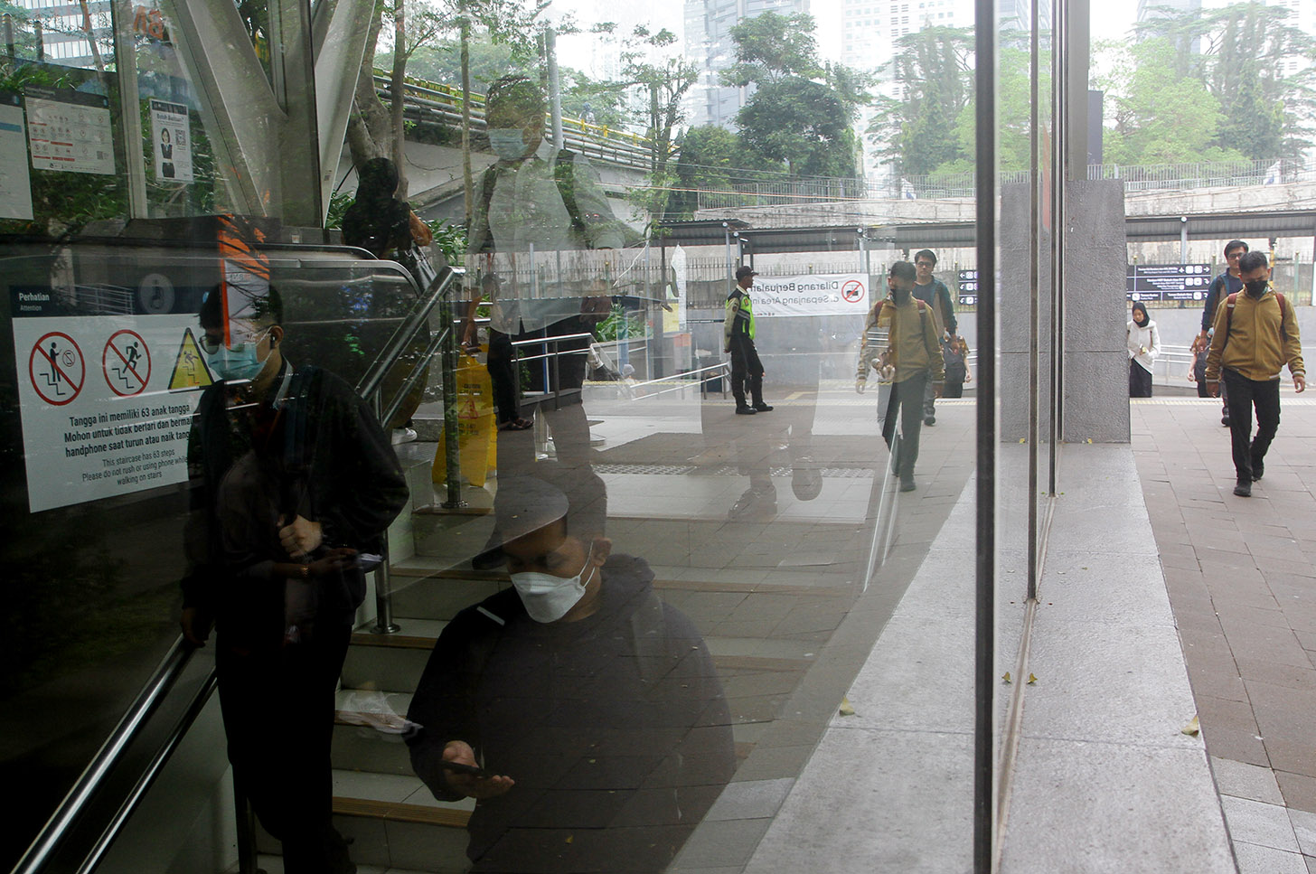 Sejumlah pekerja berjalan di kawasan Jalan Jenderal Sudirman, Jakarta, Kamis (30/5/2024). (BeritaNasional.Com/Oke Atamaja)
