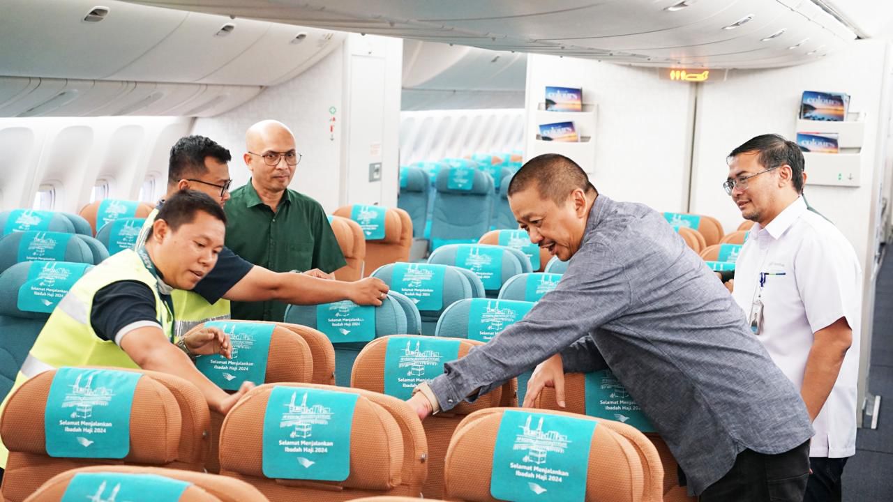 Direktur Utama Garuda Indonesia Irfan Setiaputra (dua dari kanan) mengecek kesiapan pesawat. (Foto/Garuda Indonesia)