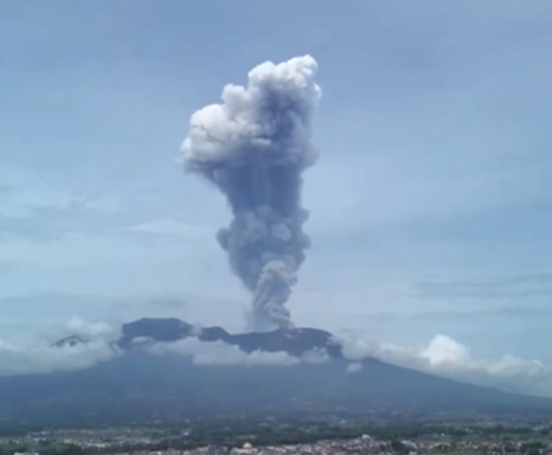 Gunung Marapi erupsi (Foto/Inst Minang Rancak)