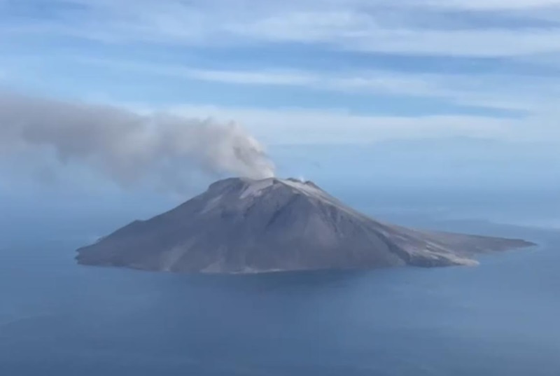 Gunung Ruang keluarkan asap putih (Foto/BNPB)