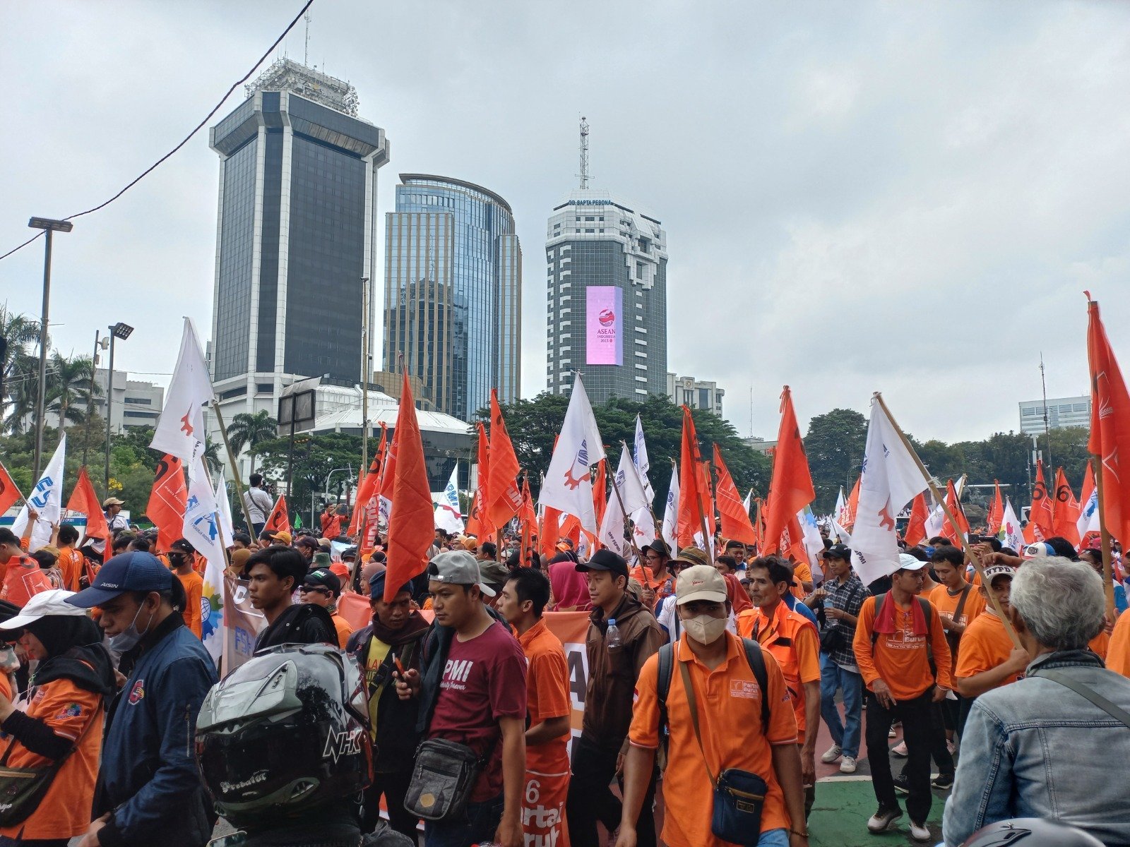 Ribuan buruh menggelar aksi demonstrasi dalam peringatan Hari Buruh Internasional 2023 di Patung Kuda, Jakarta pada 1 Mei 2023. (Foto/SinPo.id/Khaerul Anam)