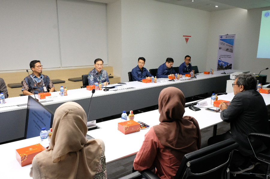 Manajemen Hyundai Motor Manufacturing Indonesia terima kunjungan Institut Teknologi Bandung dalam rangka penelitian pengembangan fitur perintah suara canggih berbasis AI. (Foto/Hyundai)
