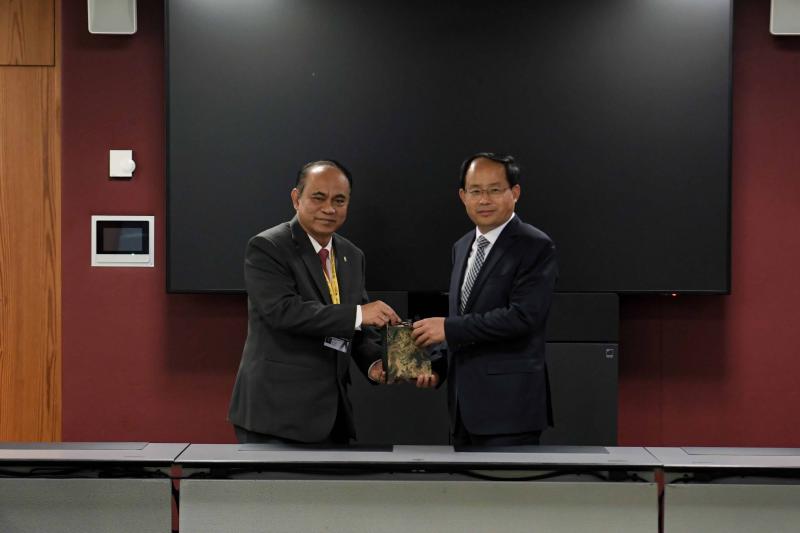 Menteri Komunikasi dan Informatika Budi Arie Setiadi (kiri) dan Wakil Menteri Perindustrian dan Teknologi Informasi RRC Shan Zhongde. (Foto/Kominfo)