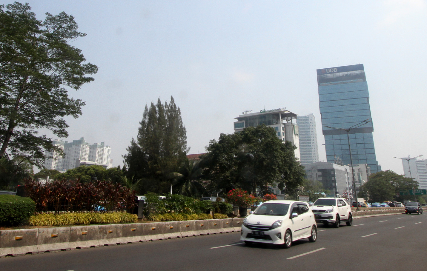 Sejumlah kendaraan melintasi Jalan Merdeka Barat, Jakarta, Sabtu (6/4/2024). (BeritaNasional/Oke Atmaja)