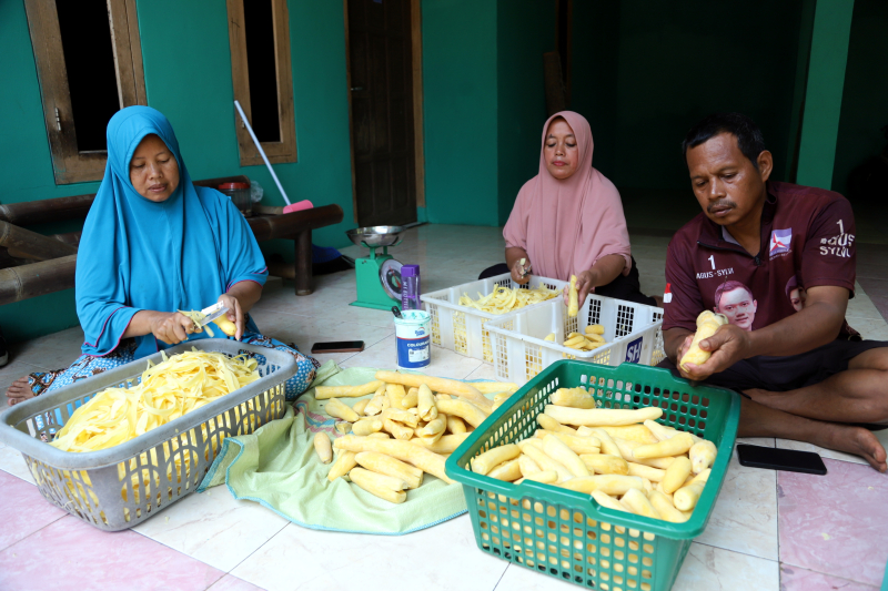 Pekerja pembuatan keripik singkong. (BeritaNasional/Elvis Sendouw)