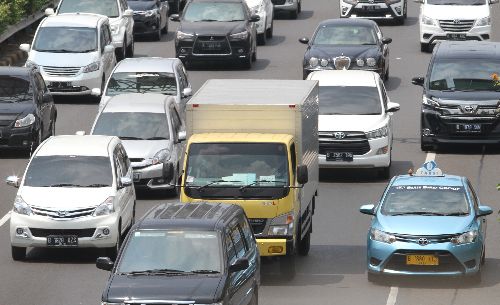 Sejumlah kendaraan melintasi ruas jalan Jakarta. (BeritaNasional/Oke Atmaja).