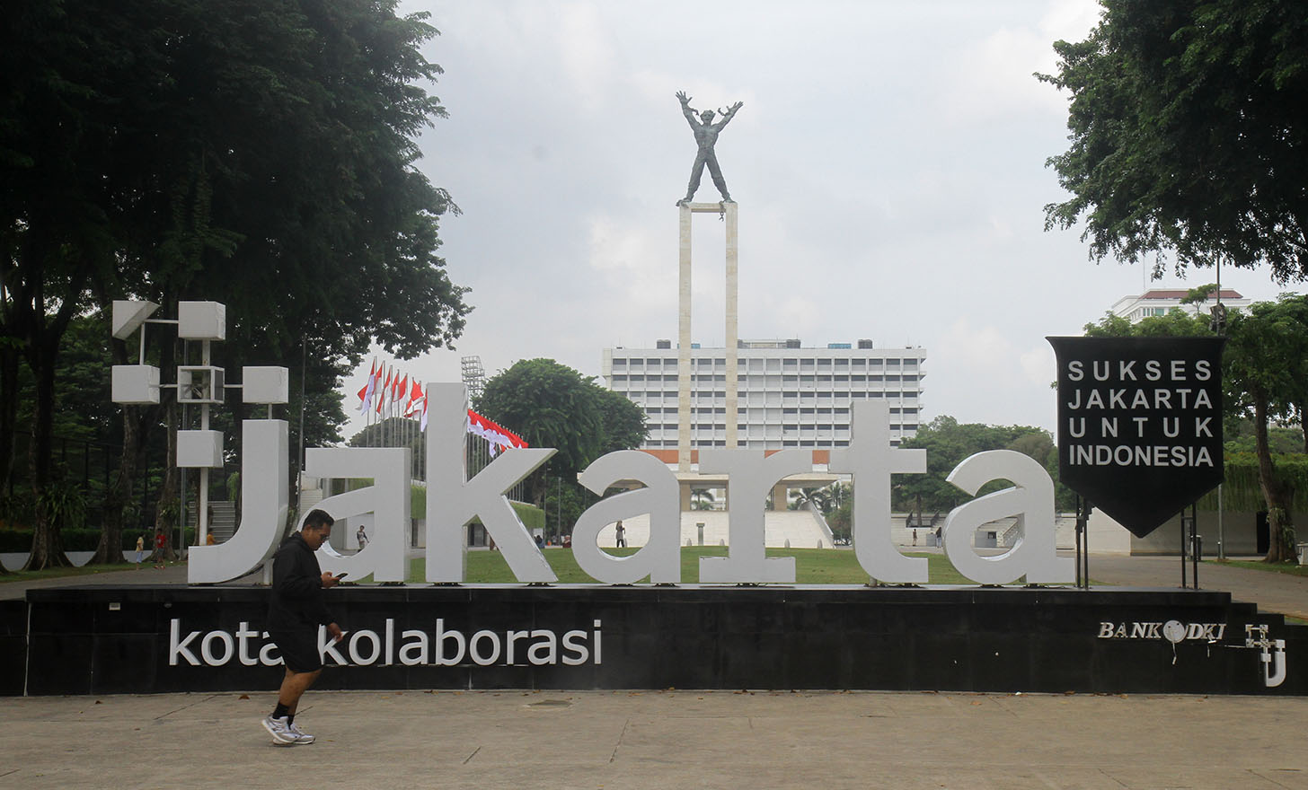 Suasana di jalan Jenderal Sudirman Jakarta, Kamis (01/52024).  (BeritaNasional.Com/Oke Atmaja)