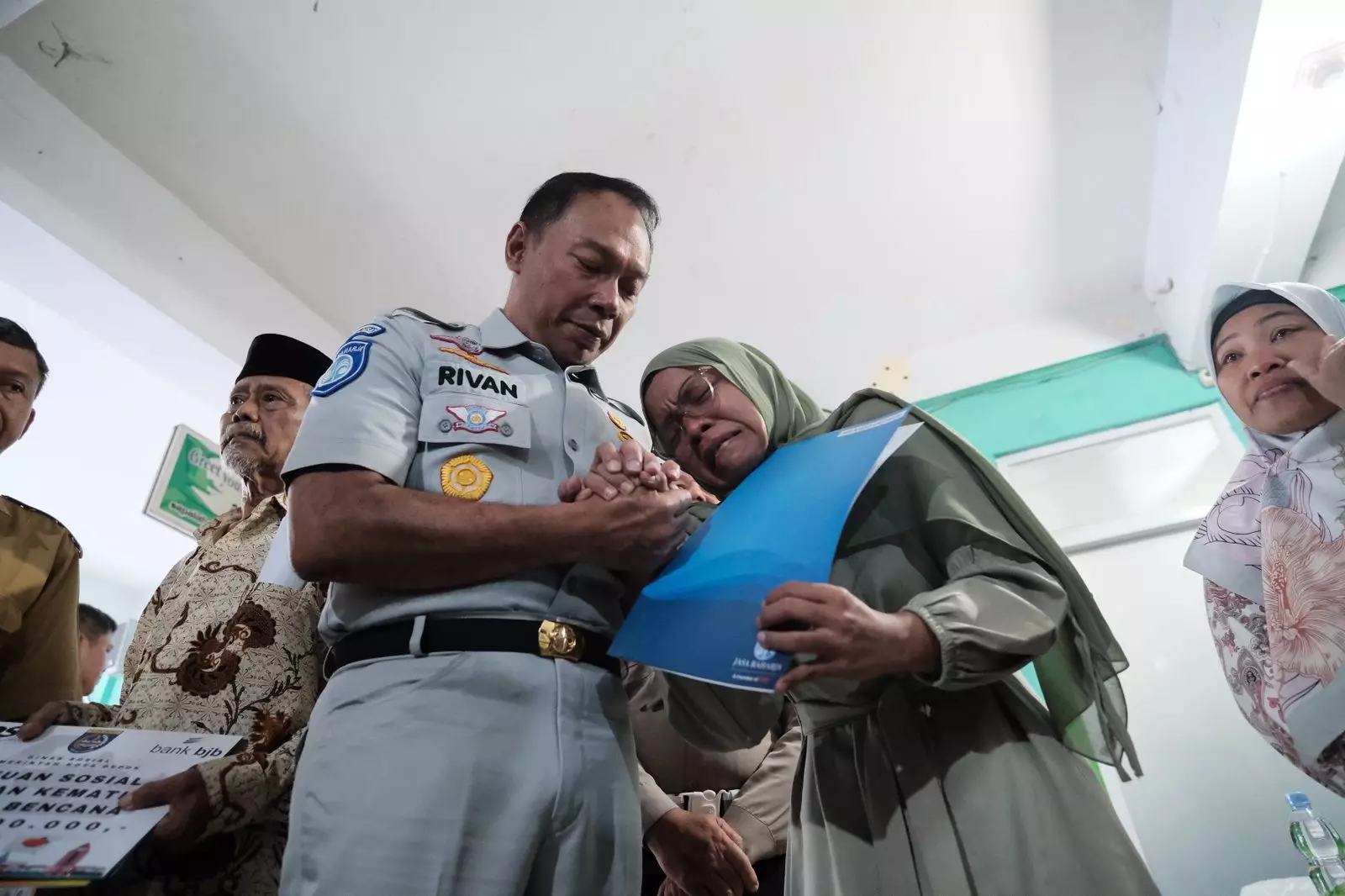 Dirut Jasa Raharja Rivan Purwantono menyerahkan santunan kepada salah satu ahli waris korban meninggal akibat kecelakaan bus SMK Lingga Kencana, Senin (13/5). (Foto/Diskominfo Depok)