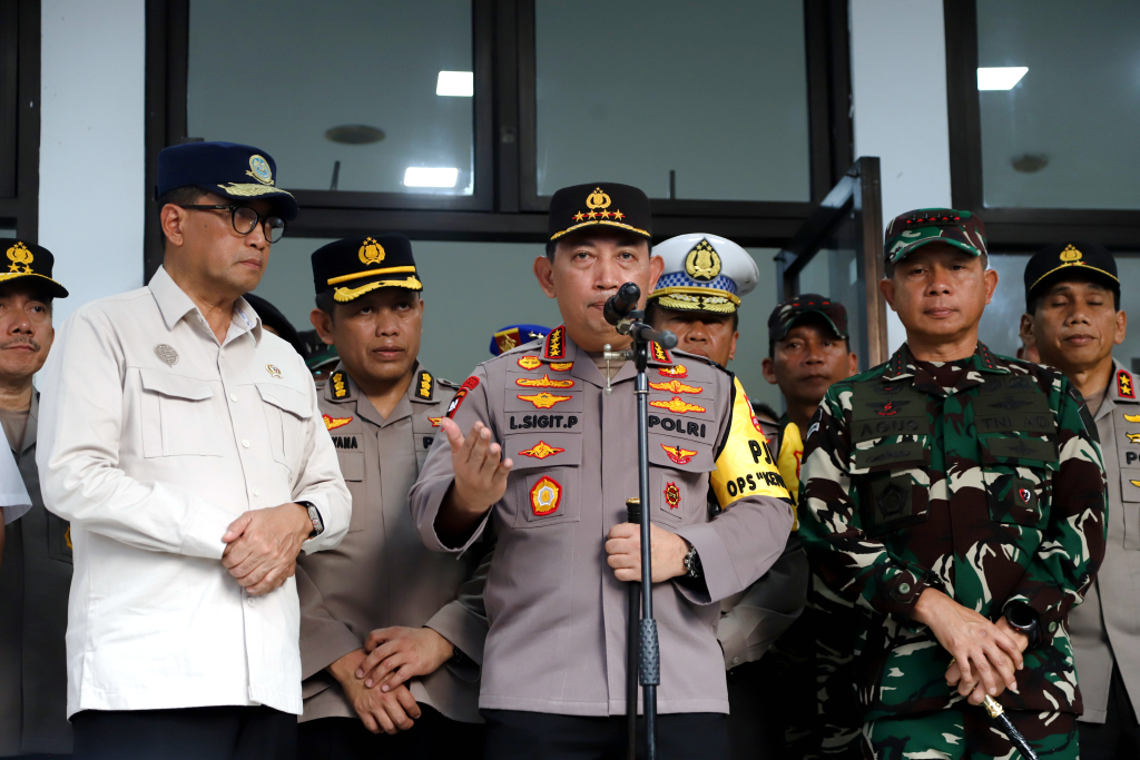 Kapolri Jenderal Listyo Sigit Prabowo (tengah). (BeritaNasional/Elvis Sendouw)
