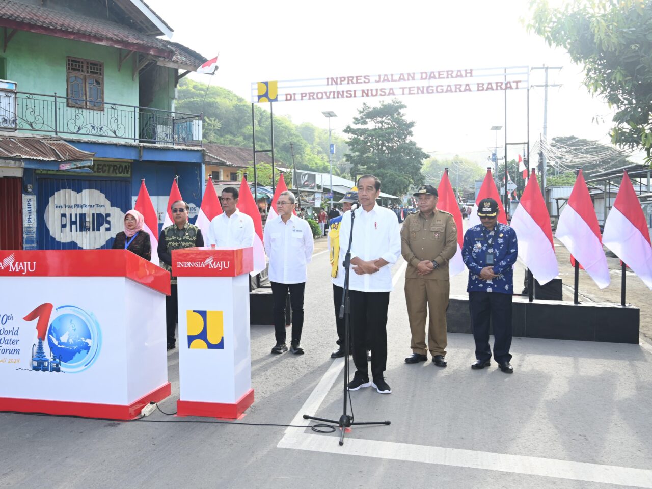Presiden Jokowi saat meresmikan jalan di NTB. (Foto/BPMI)