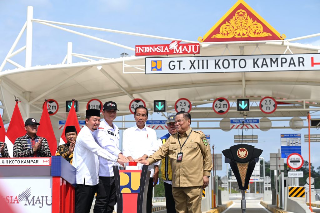 Presiden Jokowi meresmikan Jalan Tol Pekanbaru-Padang ruas Bangkinang-Pangkalan seksi Bangkinang-XIII Koto Kampar dan Pelaksanaan Inpres Jalan Daerah (IJD) di Riau. (Foto/Setpres/Kris)