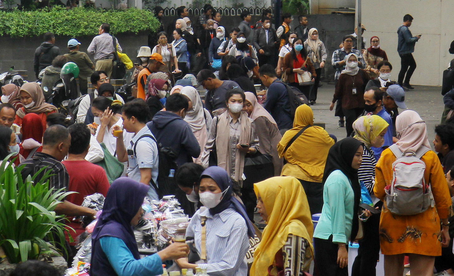 Pekerja melintas di Kawasan Stasiun Sudirman, Jakarta, Selasa (14/5/2024) (BeritaNasional.com/Oke Atmaja)
