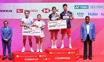 Rinov Rivaldy/Pitha Haningtyas Mentari berada di podium Malaysia Masters 2024. (Foto/PBSI)