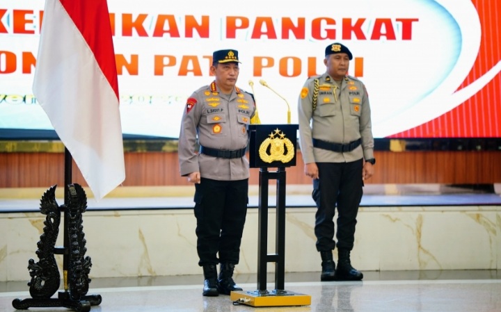Kapolri Jenderal Pol Listyo Sigit Prabowo menaikkan pangkat anak buahnya. (Foto/Humas Polri)