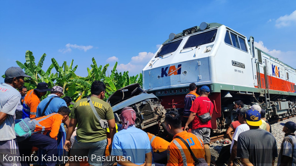 Kecelakaan kereta api tabrak minibus di Pasuruan. (Foto/Kominfo Kabupaten Pasuruan).