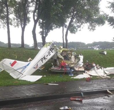 Pesawat yang terjatuh di BSD, Serpong, Tangsel, pada Minggu (19/5). (Foto/TMC Polda Metro Jaya)