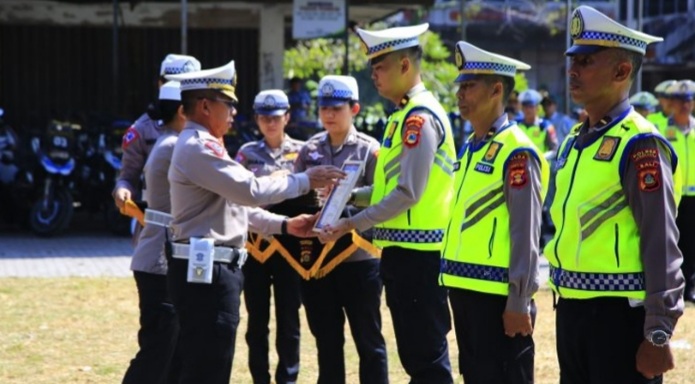 Korlantas Polri memberikan penghargaan dan tali asih kepada para personel Satgas Walrolakir Operasi Puri Agung 2024. (Foto/Humas Polri)