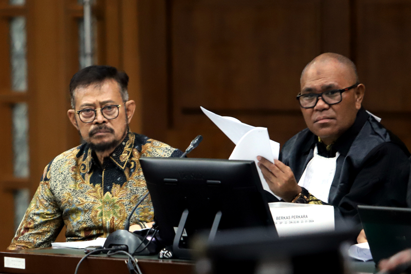 Terdakwa kasus pemerasan dan gratifikasi Syahrul Yasin Limpo dengarkan keterangan saksi yang dihadirkan JPU (kiri). (BeritaNasional/Elvis Sendouw)