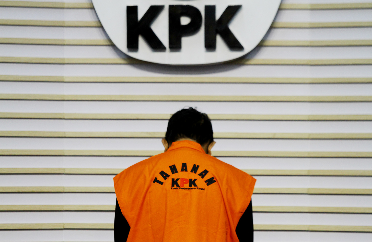 Bupati Sidoarjo Ahmad Muhdlor Ali  dihadirkan pada konferensi pers penahanan di Gedung Merah Putih KPK, Jakarta, Selasa (7/5/2024). (BeritaNasional.com/Oke Atmaja)