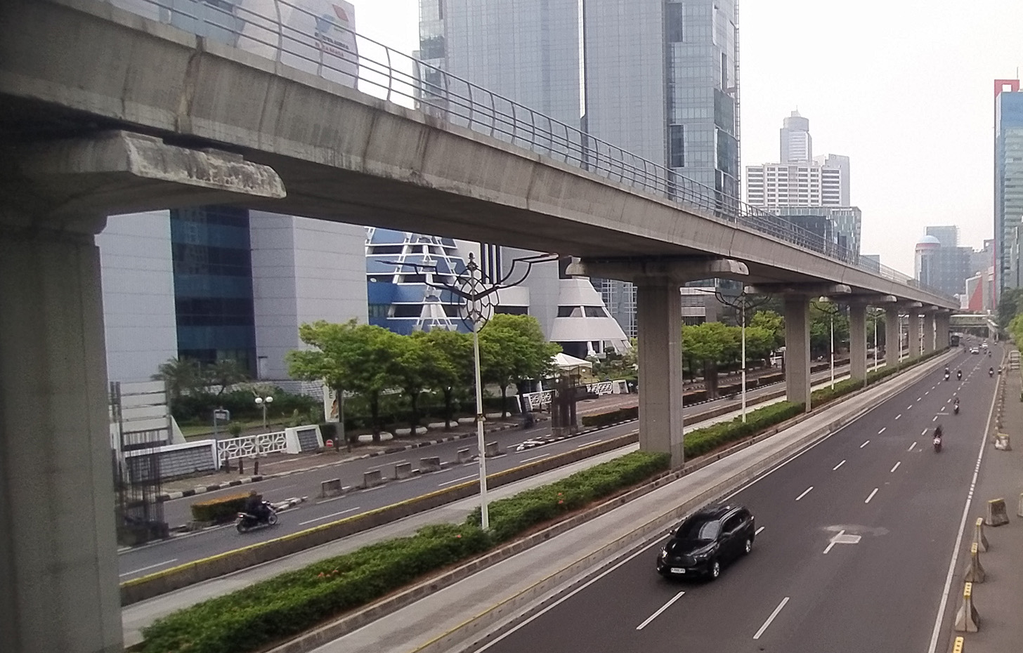 Jalan Rasuna Sahid terlihat sepi saat hari libur dalam rangka memperingati Waisak, Jakarta, Kamis (23/5/2024). (Berita Nasional.Com/Oke Atmaja)
