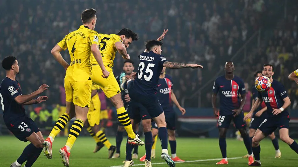 Sundulan Mats Hummels ke gawang PSG. (Foto/laman Champions League)