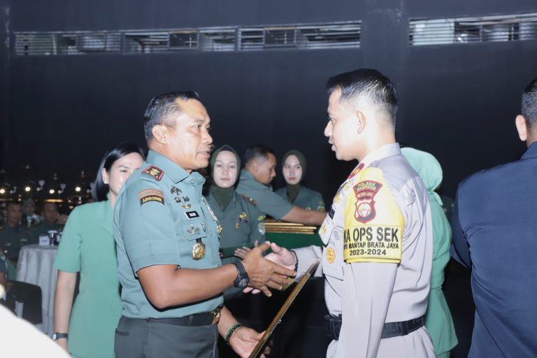 Pangdam Jaya Mayjen TNI M. Hasan memberikan penghargaan kepada tiga unsur pilar. (Foto/Humas Polda Metro)