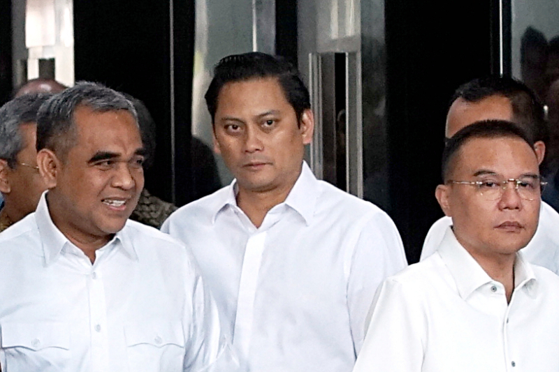 Tommy Djiwandono (tengah) saat diperkenelkan Menteri Keuangan Sri Mulyani. (BeritaNasional/Elvis Sendouw)