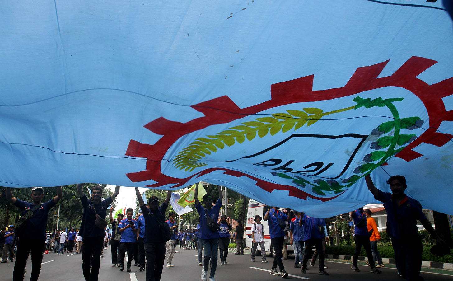 Buruh dari berbagai aliansi melakukan aksi damai dalam rangka Hari Buruh Internasional di kawasan Patung Kuda, Jakarta, Rabu (1/5/2024). (BeritaNasional.Com/Oke Atmaja)