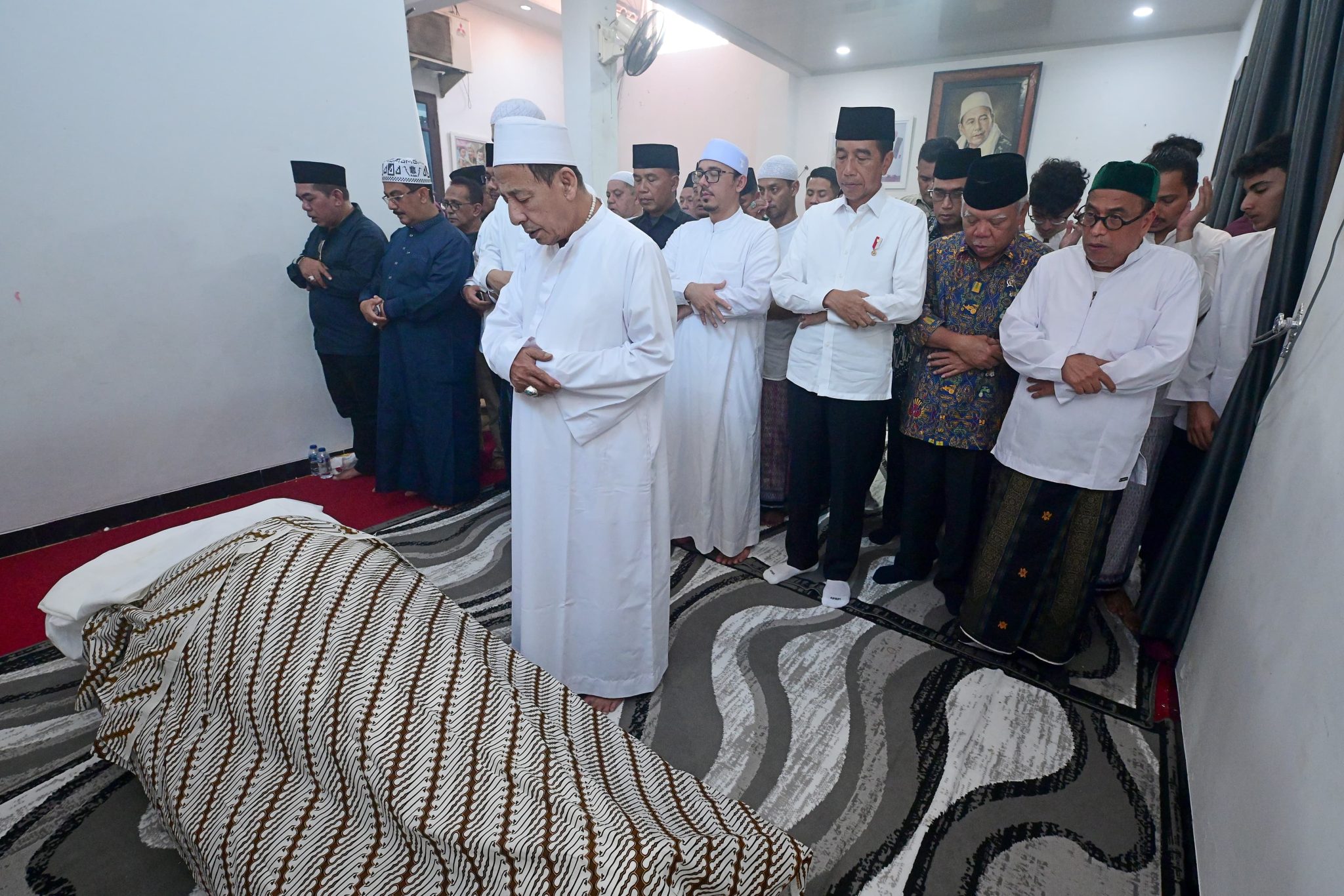 Presiden Jokowi bertakziah ke rumah duka almarhumah Syarifah Salma binti Hasyim bin Yahya istri. (Foto/BPMI)