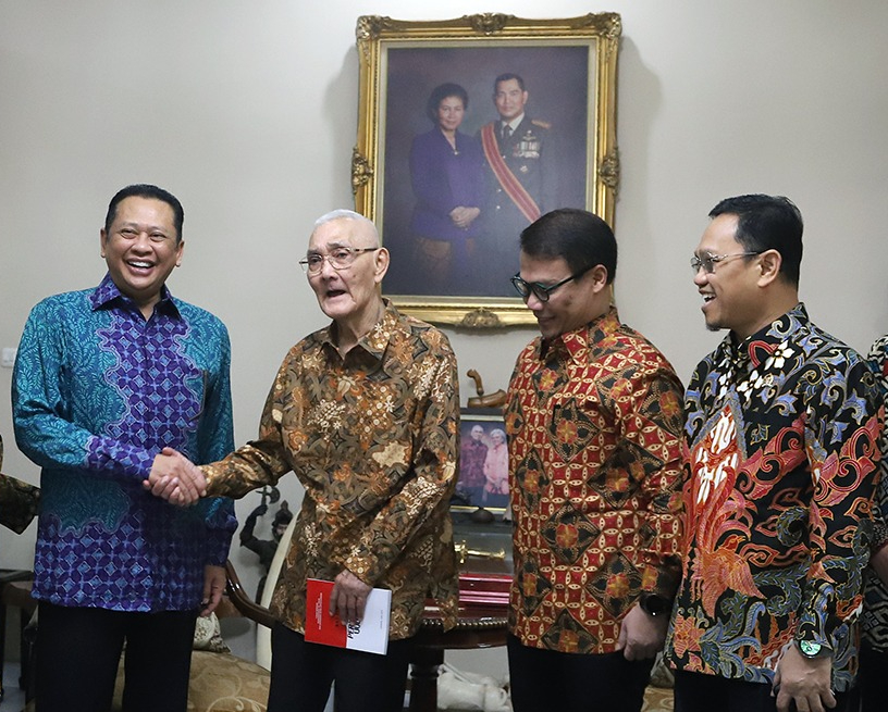 Ketua MPR RI Bambang Soesatyo (kiri) bersama Wapres Ke-6 Indonesia Try Sutrisno (dua dari kiri). (BeritaNasional/Elvis Sendouw)