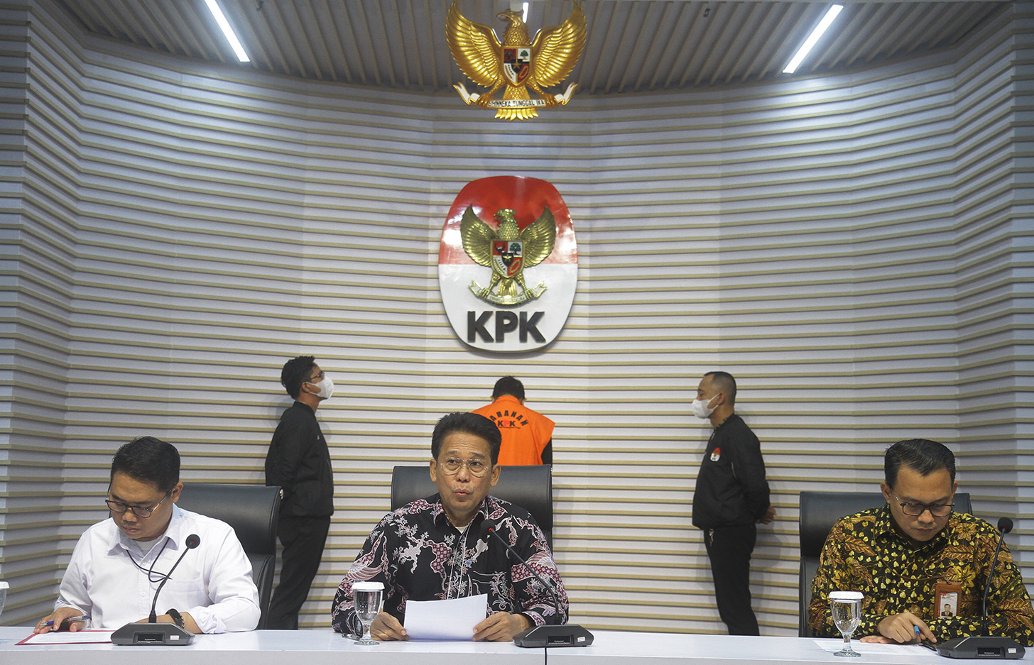Bupati Sidoarjo Ahmad Muhdlor Ali dihadirkan pada konferensi pers penahanan di Gedung Merah Putih KPK, Jakarta, Selasa (7/5/2024). (BeritaNasional.com/Oke Atmaja)