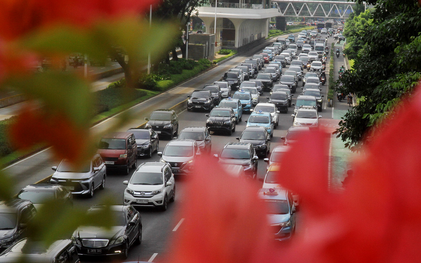 Sejumlah kendaraan terjebak kemacetan di Jalan Sudriman, Jakarta, Senin (13/5/2024). (BeritaNasional.com/Oke Atmaja)