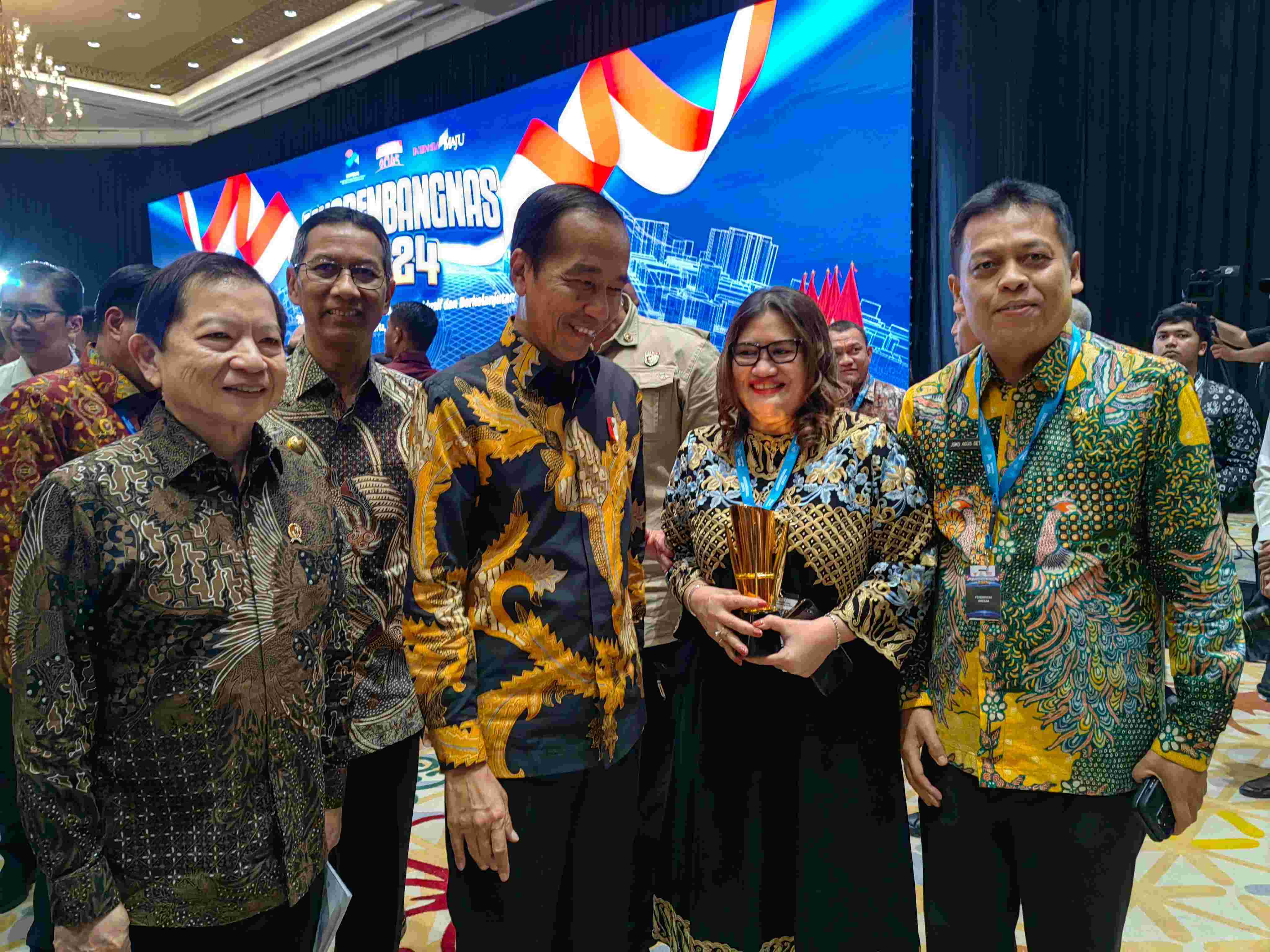 Presiden Jokowi menyerahkan langsung Penghargaan Pembangunan Daerah ke PJ Gubernur DKI Jakarta Heru Budi. (Foto: Humas Pemprov DKI)