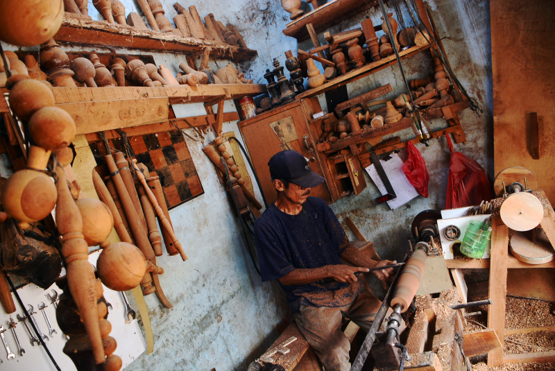 Perajin menyelesaikan ukiran kayu untuk mebel di Pamulang, Tangerang Selatan. (BeritaNasional/Elvis Sendouw)