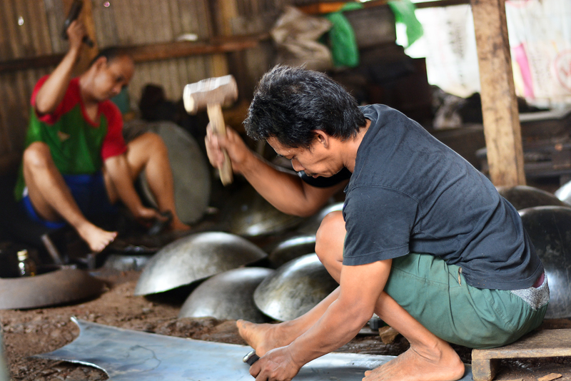 Perajin menyelesaikan pembuatan wajan di Bogor. (BeritaNasional/Elvis Sendouw)