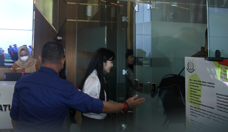 Artis Sandra Dewi berjalan ke ruangan pemeriksaan setibanya di Gedung Kejaksaan Agung RI. (BeritaNasional/Oke Atmaja).