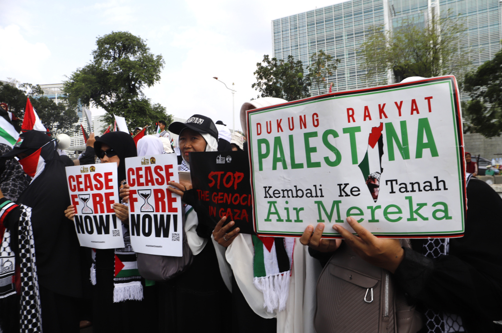 Massa yang tergabung dalam Aqsa Working Group (AWG) berunjuk rasa di depan Kedutaan Besar Amerika Serikat, Jalan Medan Merdeka Selatan, Jakarta, Jumat (17/5/2024).  (Berita nasional.com/OkeAtmaja)