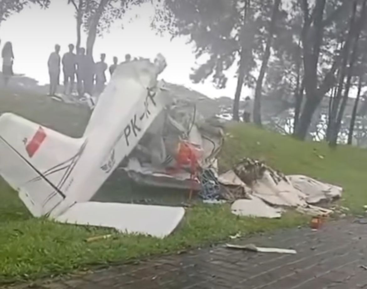 Pesawat terjatuh di BSD Tangsel. (Foto/@bsdupdate).