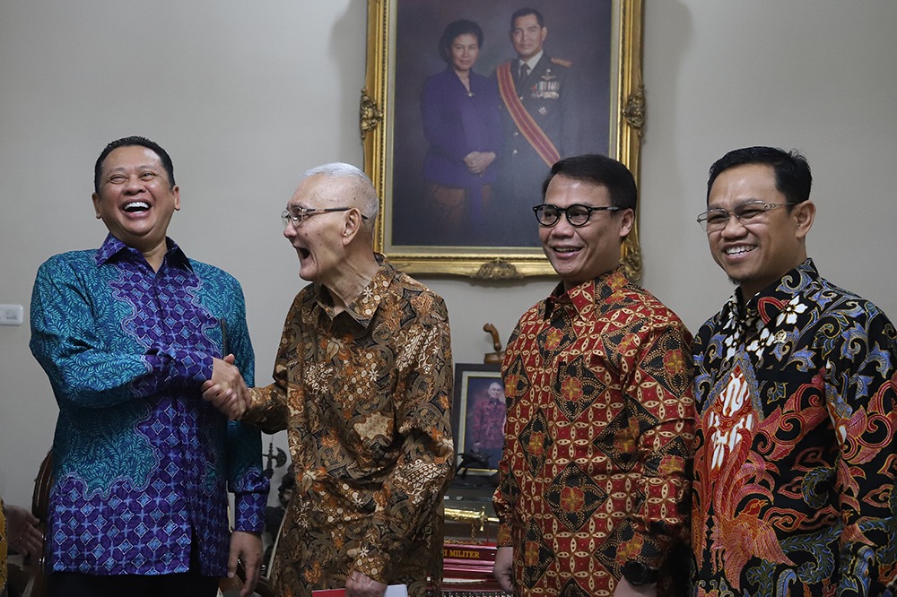 Ketua MPR RI Bambang Soesatyo (kiri) bersama Wapres Ke-6 Indonesia Try Sutrisno (dua dari kiri). (BeritaNasional/Elvis Sendouw)