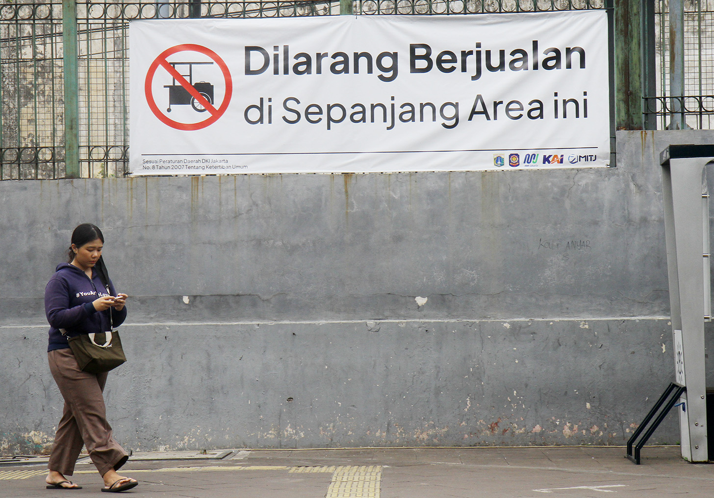 Pejalan kaki melintas Terwongan Kendal penghubung Stasiun KRL Sudirman dengan Stasiun MRT Dukuh Atas, Jakarta, Selasa (14/5/2024). (BeritaNasional.com/Oke Atmaja)