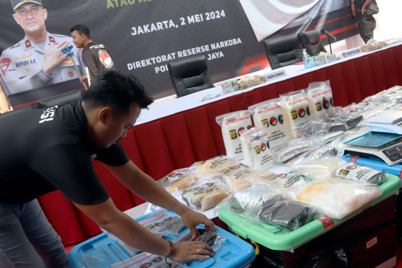 Petugas mempersiapkan barang bukti hasil kejahatan narkoba. (BeritaNasional/Elvis Sendouw)