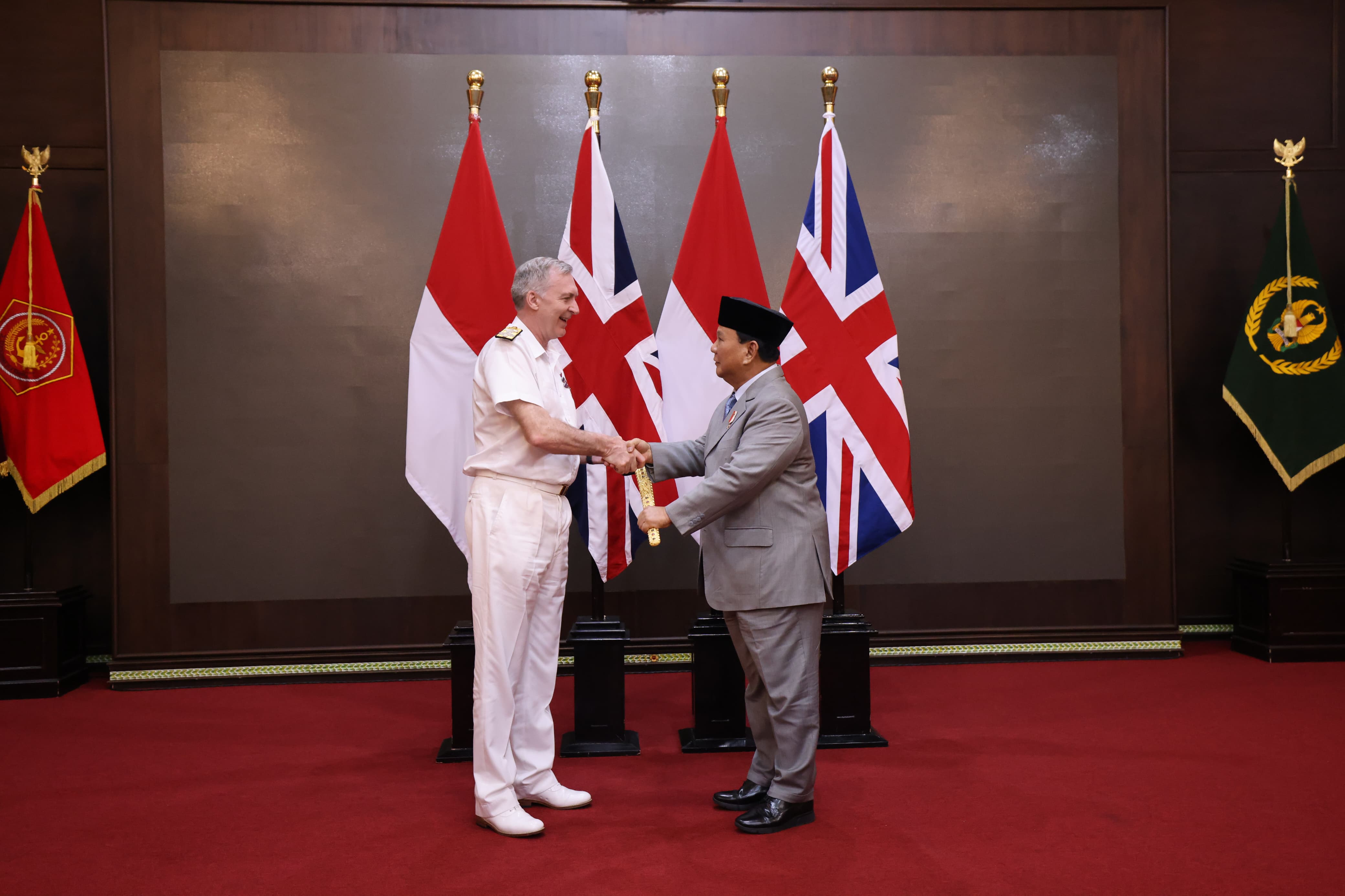 Menhan Prabowo Subianto menerima kunjungan kehormatan dari Panglima Angkatan Bersenjata Inggris/Chief of the Defence Staff of the United Kingdom, Admiral Sir Tony Radakin. (Foto/Tim Prabowo).