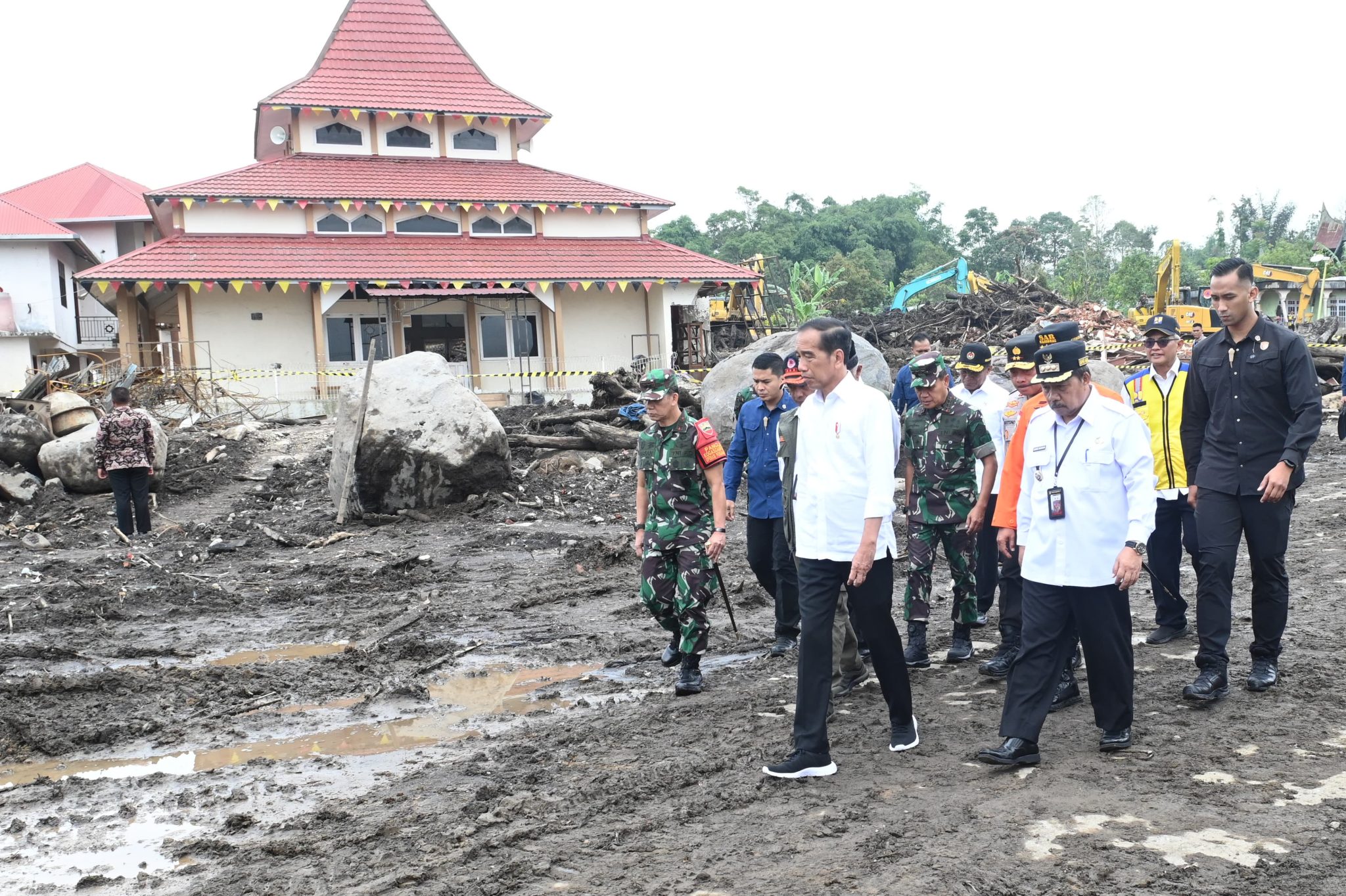 Presiden Jokowi di lokasi banjir bandang Sumatera Barat. (Foto/BPMI).
