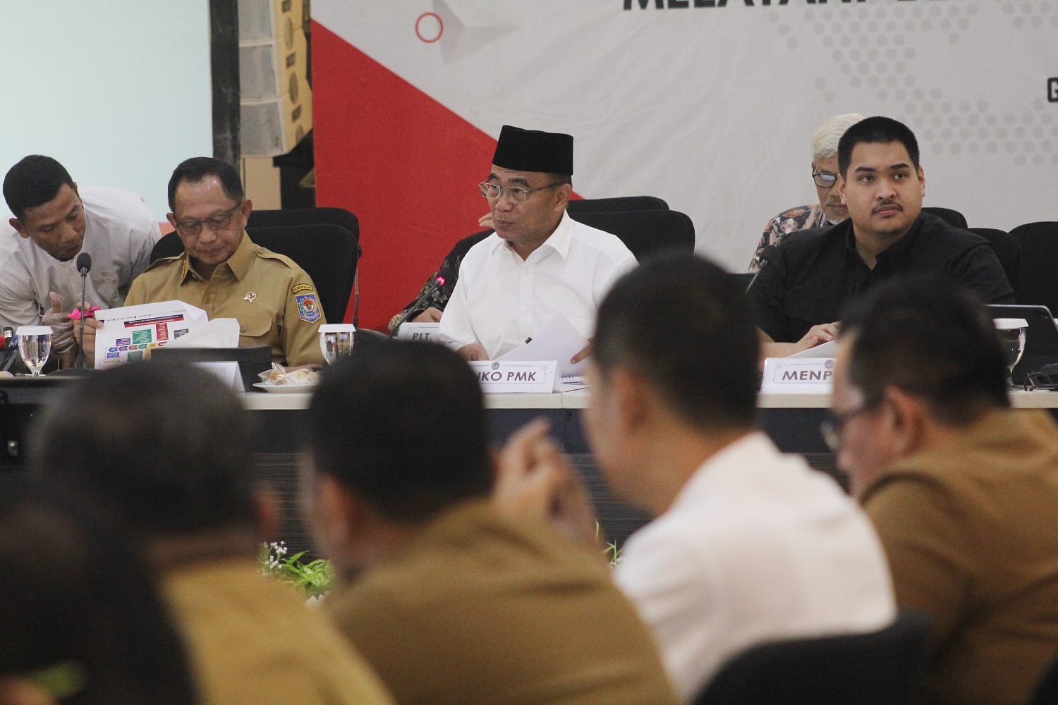 Menko PMK Muhadjir Effendy memberikan keterangan pers mengenai persiapan Pekan Olahraga Nasional (PON) Aceh dan Sumatera Utara di Gedung Kemenko PMK, Jakarta, Senin (14/5/2024).  (Berita nasional.com/Oke Atmaja)