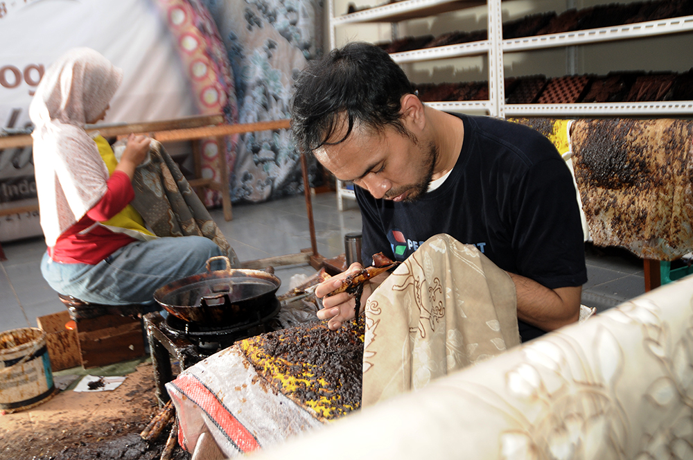 Perajin menyelesaikan pembuatan Batik di Bogor. (Elvis Sendouw)