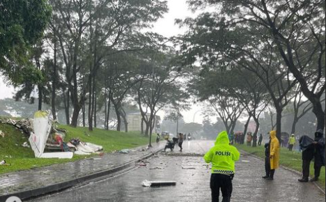 Polisi berusaha mengevakuasi jatuhnya pesawat latih di BSD. (Foto/TMC Polda Metro Jaya)