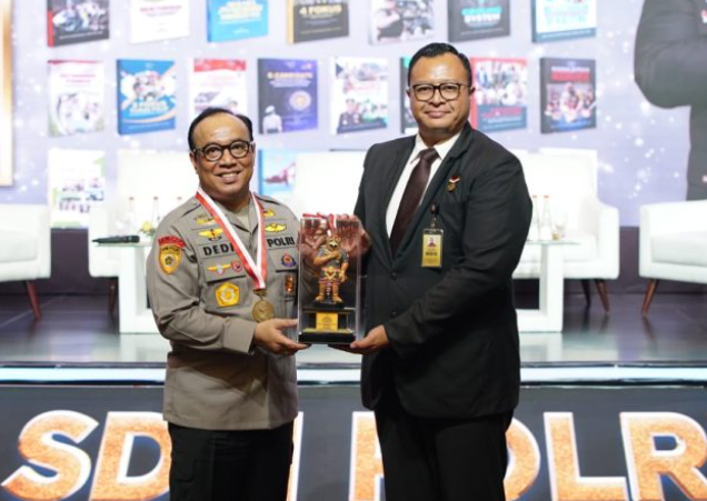 Asisten Kapolri Bidang Sumber Daya Manusia (As SDM Kapolri) Irjen Dedi Prasetyo mendapatkan penghargaan dari Museum Rekor Dunia Indonesia (Muri). (Foto/Humas Polri)