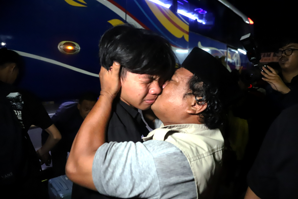 Tangis haru keluarga korban selamat kecelakaan bus di Subang. (BeritaNasional/Elvis Sendouw)