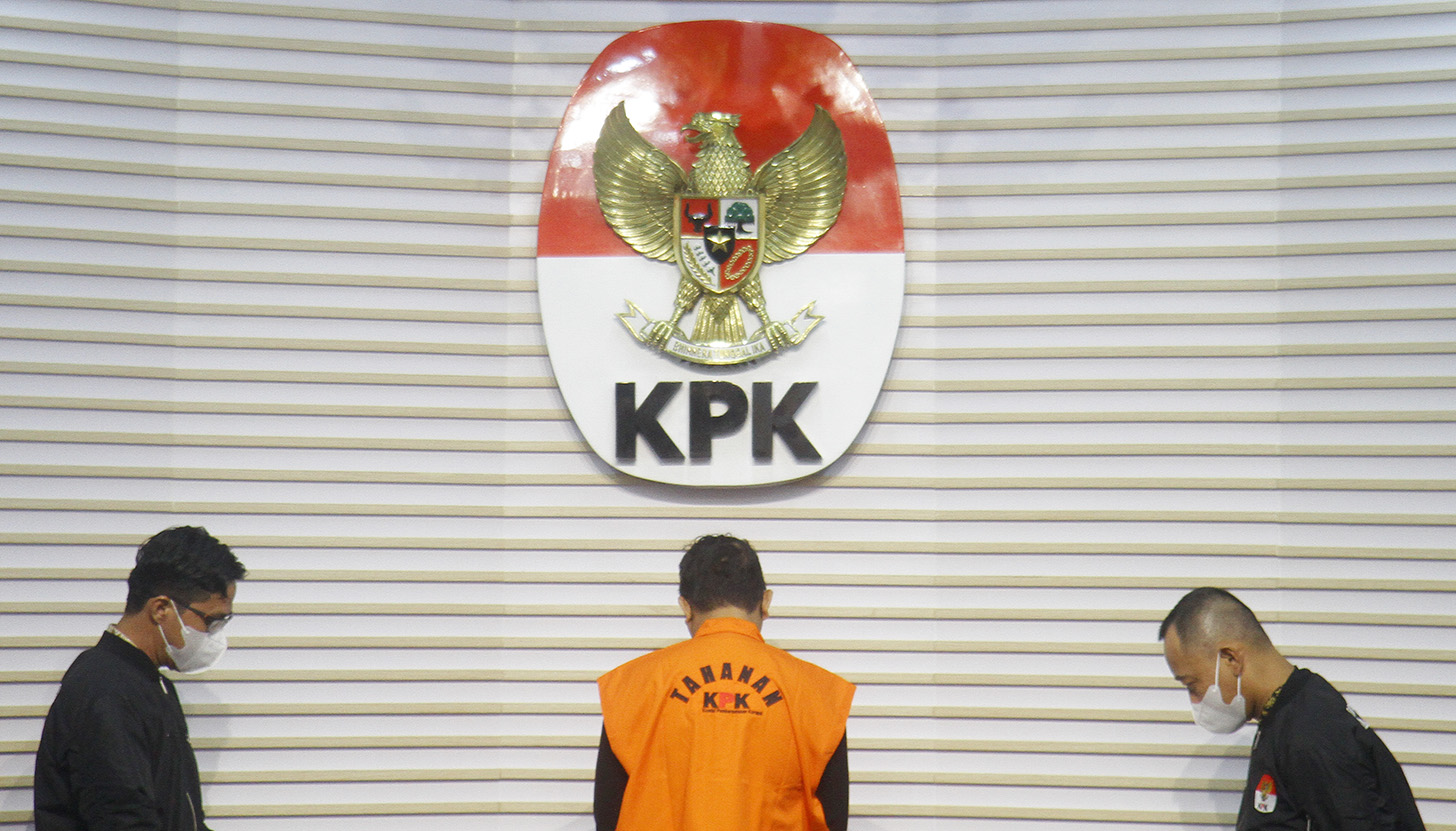 Bupati Sidoarjo Ahmad Muhdlor Ali dihadirkan pada konferensi pers penahanan di Gedung Merah Putih KPK, Jakarta, Selasa (7/5/2024). (BeritaNasional/Oke Atmaja).
