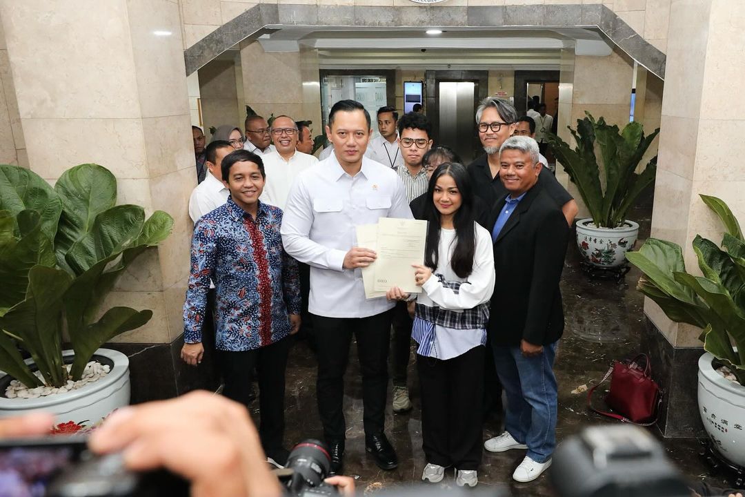 Menteri ATR/BPN Agus Harimurti saat memberikan sertifikat ke Nirina Zubir. (Foto/instagram/agusyudhoyono)